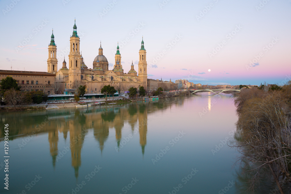 Wall mural Zaragoza - The cathedral Basilica del Pilar at dusk.