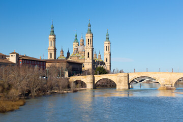 Fototapeta premium Zaragoza - The Basilica del Pilar over the Ebro river in the morning light.