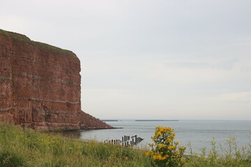 Blick auf die roten Klippen von Helgoland am Meer in der Nordsee