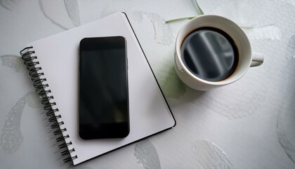 테이블 위, 스마트폰과 플래너, 커피잔이 놓인 비즈니스 환경