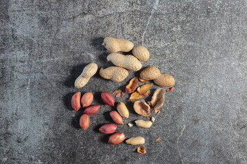 cacahuete cascara pelados sobre mesa potasio omega 3 vitaminas fruto seco