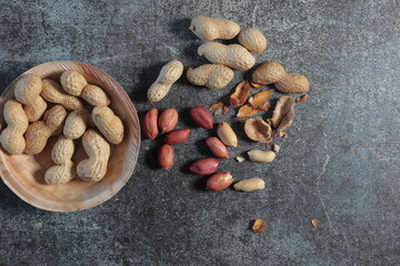 cacahuetes sobre mesa cascara pelados potasio omega 3