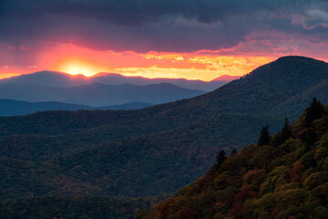 Obraz premium Moody sunset over the Blue Ridge Mountains of North Carolina