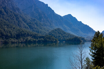 Naklejka premium Scenic mountain landscape reflecting on tranquil lake in early morning light