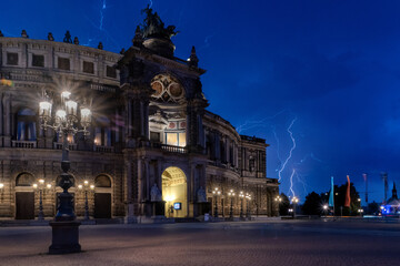 Gewitter über Dresdner Semperoper