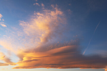Fototapeta premium Beautiful Sunset Sky with Soft Golden Clouds at Dusk