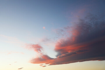 Obraz premium Dramatic Sunset Sky with Vibrant Pink and Purple Clouds