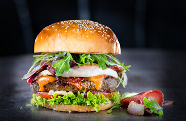 Saftiger Cheeseburger mit Spiegelei, knackigem Salat & zartschmelzendem Käse. Herzhafter Genuss für Food-Liebhaber. 