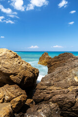 Wasser zwischen den Felsen im Meer