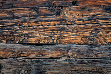 madriers de vieux bois de mélèze brûlé par le soleil. Parois d'un raccard suisse
