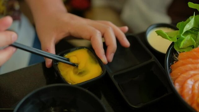 Shabu-shabu, such as sukiyaki and hot pot sukiyaki, is served with chopsticks and a raw egg in your hand, in the style of Japanese sukiyaki.