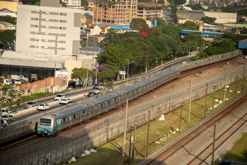 Fotografia urbana captura a essência dinâmica das cidades, destacando trens e ônibus como símbolos de movimento e vida. Esses elementos refletem a interação humana em paisagens metropolitanas vibrante