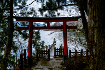湖畔の鳥居と静寂 – 神秘的な風景が広がる場所
