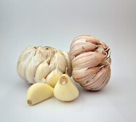 Fresh Garlic Bulb Isolated on White Background &ndash; High-Resolution Image of Allium Sativum for Cooking, Culinary Ingredients, Kitchen Spices, Healthy Food, and Natural Remedies