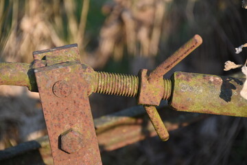 Atrezzo agricolo per diradare la terra dalle erbe infestanti. Alcuni particolari del mezzo. Alessandria, Piemonte, Italia
