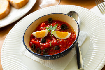 Platter with stewed peppers and half a boiled egg