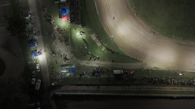Toma a&eacute;rea de una carrera de midgets en circuito de tierra. Autos derrapando a gran velocidad, capturando la adrenalina y emoci&oacute;n del automovilismo desde una vista &uacute;nica con drone