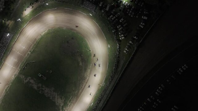 Toma a&eacute;rea de una carrera de midgets en circuito de tierra. Autos derrapando a gran velocidad, capturando la adrenalina y emoci&oacute;n del automovilismo desde una vista &uacute;nica con drone