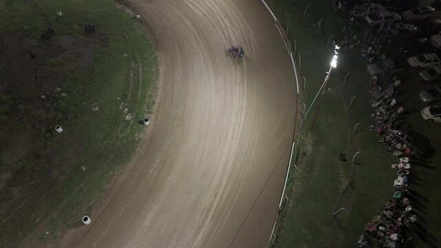 Toma a&eacute;rea de una carrera de midgets en circuito de tierra. Autos derrapando a gran velocidad, capturando la adrenalina y emoci&oacute;n del automovilismo desde una vista &uacute;nica con drone
