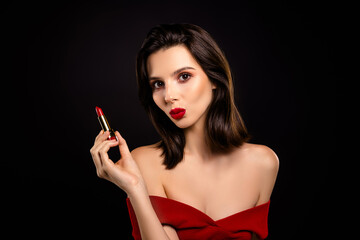 Obraz premium Charming brunette with red lipstick and stylish dress on a dark background
