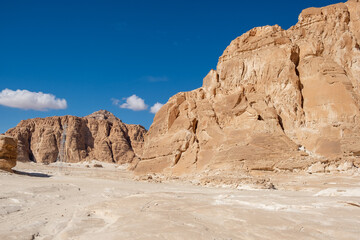 Fototapeta premium Explore the stunning rock formations of the Sinai desert in Egypt under a bright blue sky