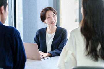 ビジネスウーマン　資産運用　カウンセラー
