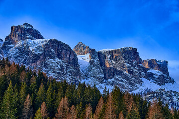 Obraz premium Beautiful panoramic view to the Sellaronda - the ski circuit around the Sella group in Dolomites, Italy - Badia, Gherdeina, Fascia. Extraordinary snowy peaks of the dolomites, southern Alps.