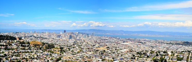 Obraz premium A panoramic cityscape of San Francisco from Twin Peaks with the Transamerica Pyramid visible