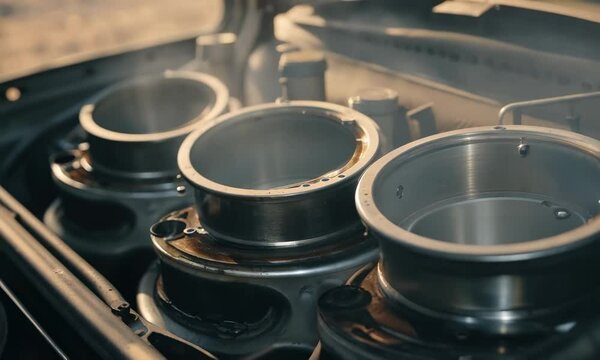Engine pistons work