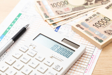 机に置かれた確定申告書類と電卓