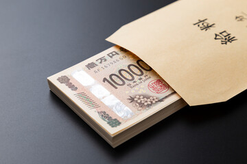 黒背景に100万円の入った給料袋