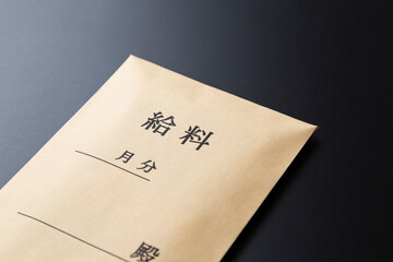 黒背景に給料袋