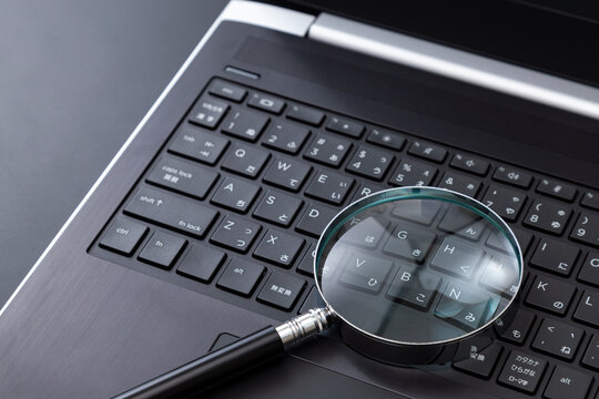 ノートパソコンと虫眼鏡