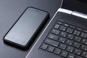 ノートパソコンとスマホ