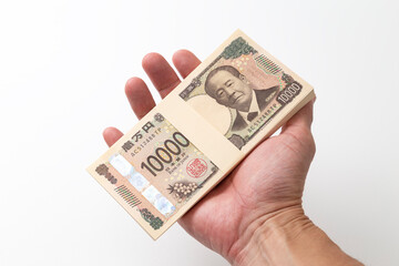 100万円の札束を持つ手
