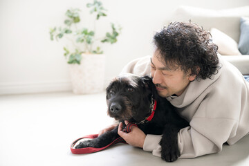 リビングで大型犬と一緒に家で暮らす飼い主　目指せ！リビングフリーわんちゃん