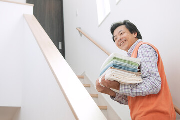 洗濯物を運ぶ男性