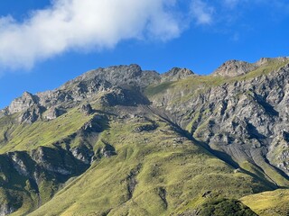 Rocky alpine peaks above Lake Melchsee or Melch Lake in the Uri Alps mountain massif, Kerns - Canton of Obwalden, Switzerland (Kanton Obwald, Schweiz)