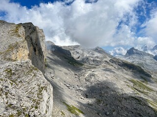 Rocky alpine peaks above Lake Melchsee or Melch Lake in the Uri Alps mountain massif, Kerns - Canton of Obwalden, Switzerland (Kanton Obwald, Schweiz)