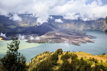 Obraz premium Volcanic Activity at Lake Segara Anak, Mount Rinjani, Lombok Island, Indonesia