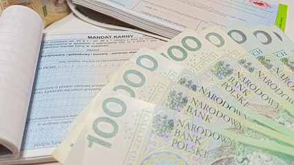 Mandat karny i gotówka  © Paweł Ziółkowski
