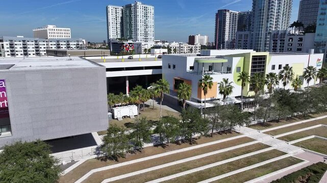 Curtis Hixon Waterfront Park At Tampa Florida United States. Beautifully Designed Park Adorned With Lush Greenery. Metropolitan Skyline Company Building Awesome. Metropolitan Cityscape.