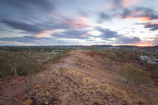 Sonnenuntergang &uuml;ber Mt. Isa City in Queensland, Australien.