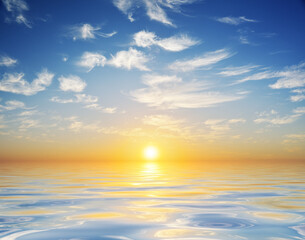 Obraz premium Natural background of sunset skyscape and water reflection.