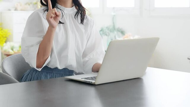女性、笑顔、ノートパソコン、日本人、仕事、DX、PC、充実、満足、副業、嬉しい、喜ぶ、インターネット、オンライン、web、サイト、笑う、ポジティブ、スマイル、楽しい、ハッピー、元気、期待、ワクワク、楽しみ、希望、検索、ポイント、キャンペーン、セール、通販、予約、動画、配信、SNS、明るい、爽やか、ライフスタイル、オフィス、転職、カフェ、おしゃれ、事務、ソーシャルメディア、ニュース、アプリ、編集、A