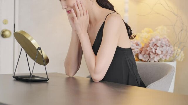 スキンケア、美容、女性、ビューティー、コスメ、夜間、夜、日本人、オーバーナイト、ナイトリペア、美肌、美白、ホワイトニング、美顔、鏡、ミラー、コラーゲン、回復、アンチエイジング、エイジングケア、サーカディアンリズム、UVケア、ランプ、インテリア、室内、ボディケア、脱毛、パーフェクション、フィラグリン、バリア、トリートメント、保湿、乾燥、化粧品、ニキビケア、お手入れ、肌荒れ、メイク、おしゃれ、美人、エ