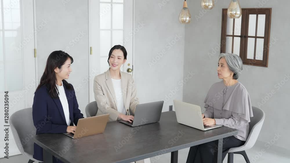 Aufkleber 会議、ミーティング、ビジネス、セミナー、打ち合わせ、チーム、同僚、女性、ビジネスウーマン、キャリアウーマン、日本人、相談、コンサル、コンサルティング、経営、マネジメント、レッスン、研修、コンサルタント