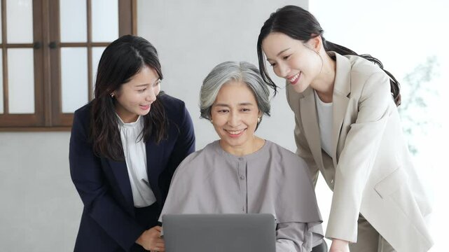 ビジネス、女性、ビジネスウーマン、ミーティング、会議、打ち合わせ、チーム、パソコン、キャリアウーマン、経営、シニア、日本人、マネジメント、DX、PC、インターネット、検索、リサーチ、マーケティング、SNS、情報、データ、ニュース、人材、サポート、オンライン、web、予約、ネットショッピング、キャンペーン、セール、割引、グループ、企業、会社、注文、笑顔、ビジネスパーソン、上司、部下、管理職、経営者、