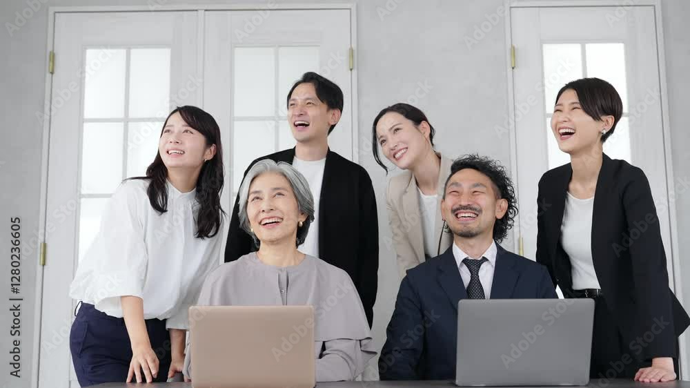 Poster ビジネス、チーム、同僚、オフィス、ビジネスマン、ビジネスウーマン、団結、チームワーク、日本人、グループ、経営、笑顔、マネジメント、会社、中小企業、仲間、企業、職場、会社員、ビジネスパーソン、男性、女性
