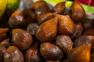 Fresh Snake Fruit in Traditional Market – High-Quality Stock Photos Featuring Salak Fruit, Rustic Stalls, Organic Produce, Exotic Tropical Fruits, Local Vendors, and Authentic Market Scenes for Food T